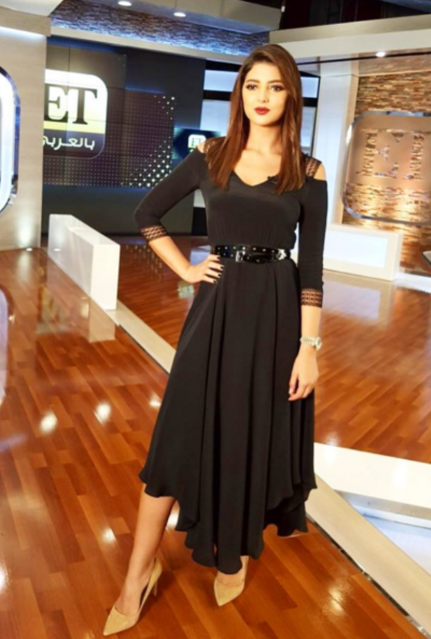 مريم سعيد في فستان متوسط الطول باللون الفوشيا.