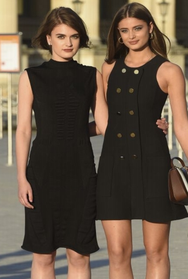 فستان أسود كلاسيكي من اختيار Taylor Hill