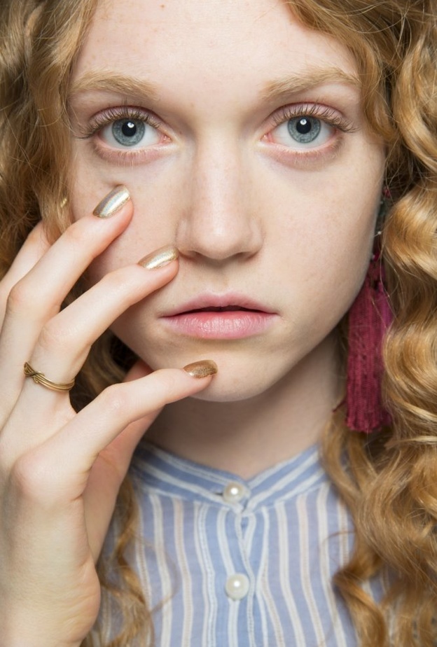 ألوان أظافر ذهبية مع الحبيبات البراقة على خطى دار Desigual