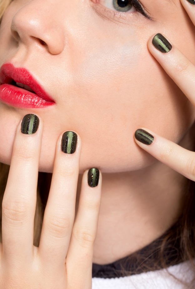 ألوان أظافر مزخرفة وملفتة للنظر.