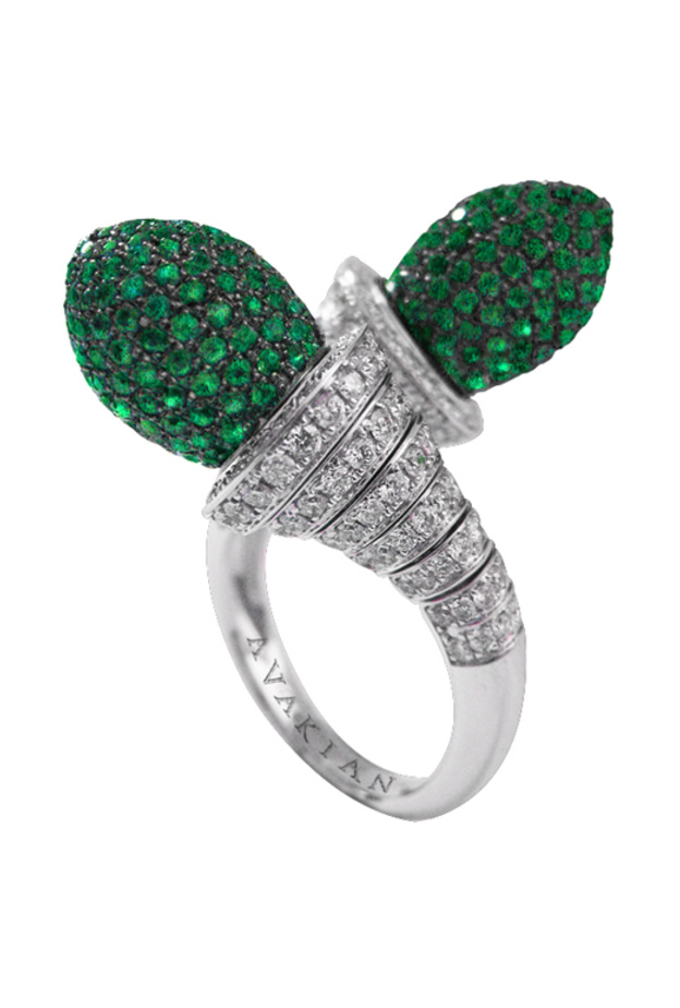 خاتم بولغاري من الزمرد والماس والذهب الأبيض