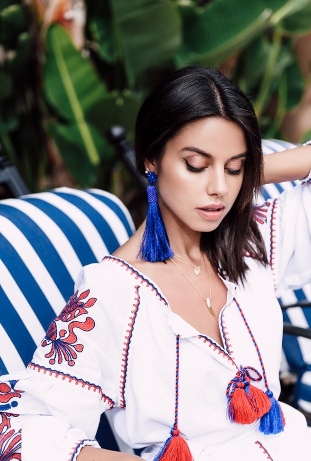 اختاري أقراط من الشراريب باللون الأحمر لاطلالة شبابية لافتة