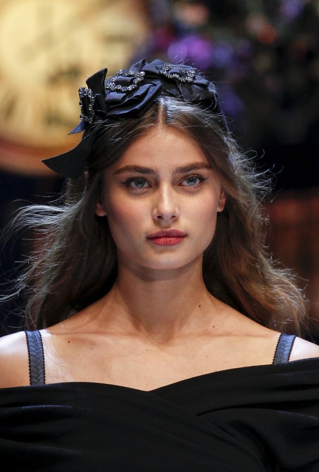 يمكنك وضع عروق الورد على جنب شعرك.