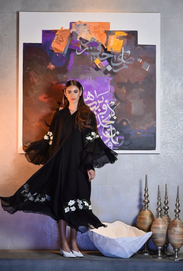 التفاصيل الأنثوية في عبايات عفة الدبّاغ