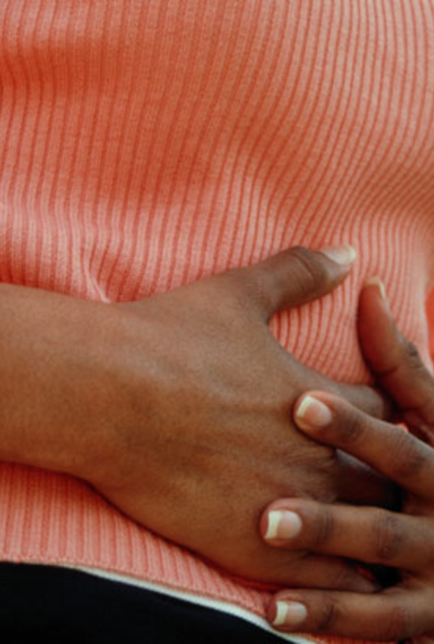 ألم البطن الجنبي من أعراض إلتهاب المرارة