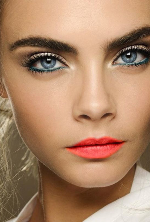 ننصح صاحبة العيون البنية برسم الكحل الأزرق