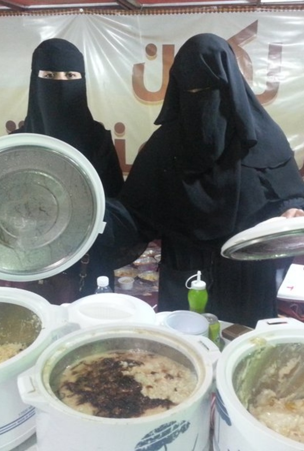 تشارك أم نورة الشهري في الأسر المنتجة بأطباقها المتنوعة