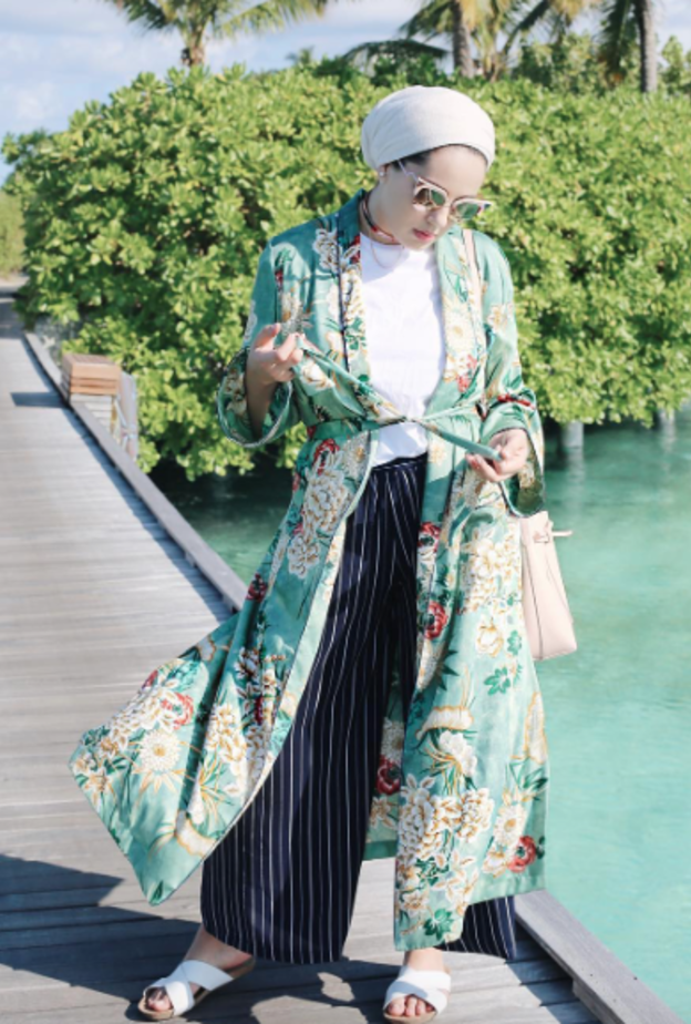 عائشة ابراهيم اختارت كيمونو مطبّع بأسلوب بوهيمي شبابي