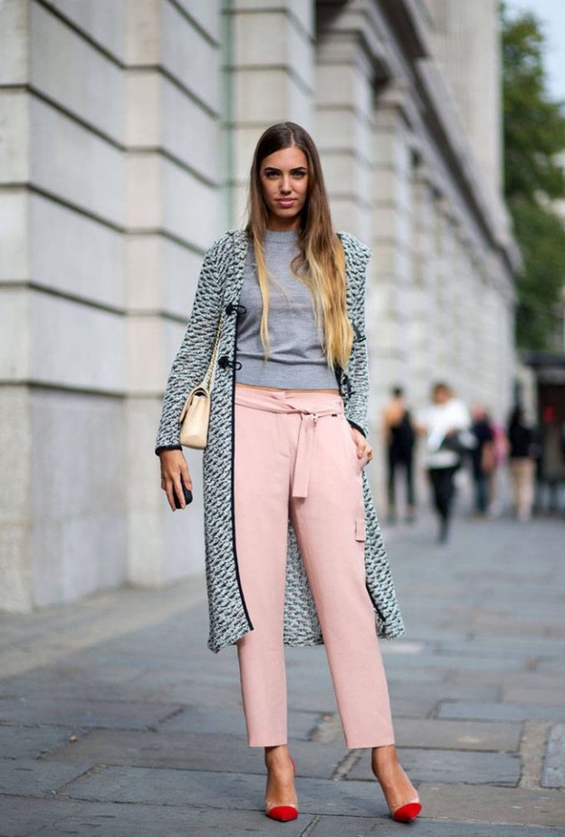 اطلالات أنثوية مع البناطيل القماشية الزهري