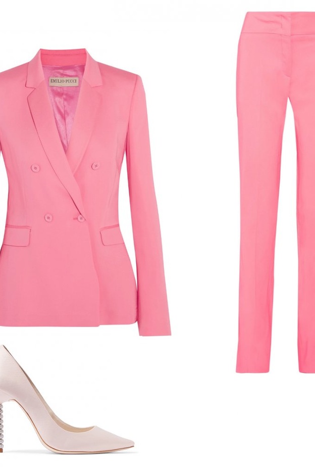 اطلالة أنثوية ناعمة بالبدلة باللون الرسمية باللون الزهري.