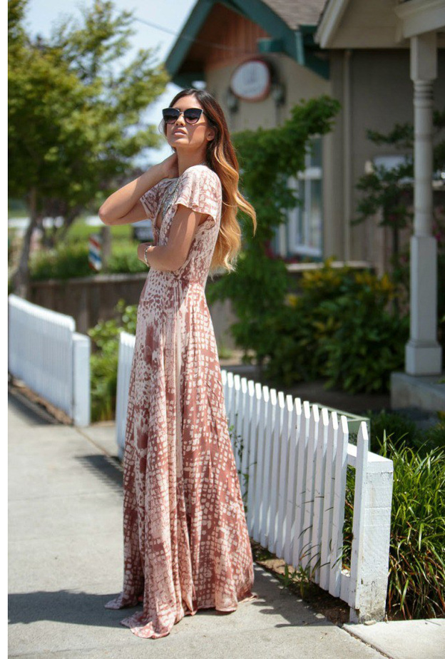 اختاري فستان ماكسي مكشوف الأكتاف حيث أنه الأكثر رواجاً هذا الموسم