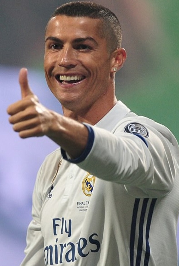 رونالدو أنجب طفلين توأم من أم بديلة