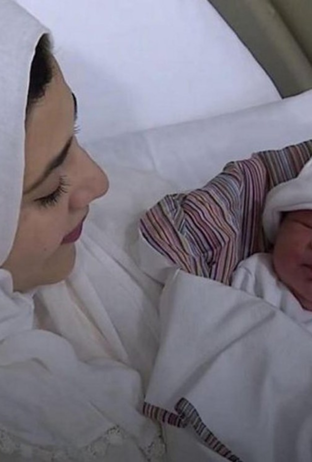 الأم أنجبت صبيا على ارتفاع 35 ألف قدم