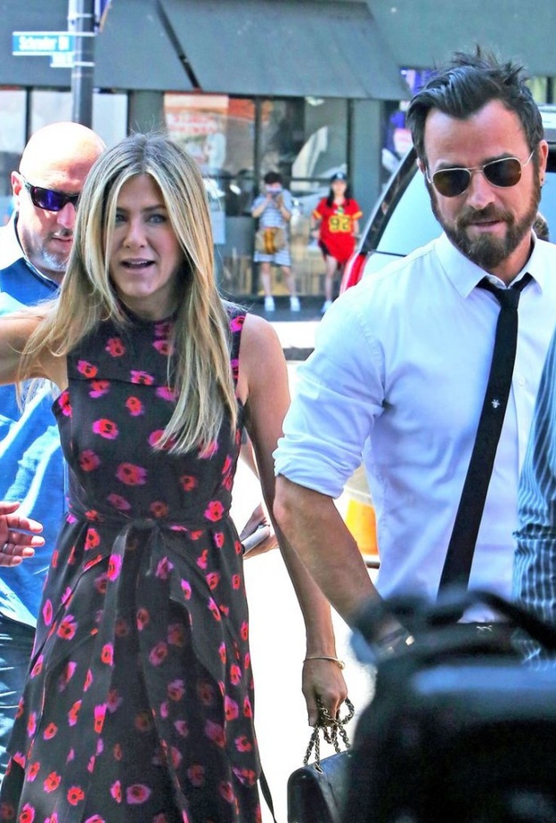 جاستين ثيروكس وجينيفر أنستون يحتفلان بذكرى زواجهما