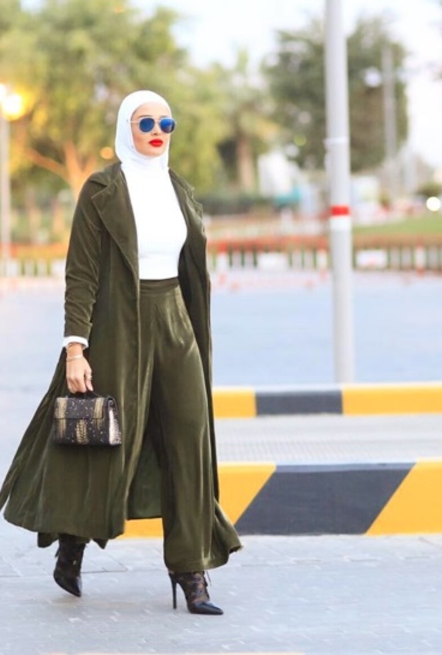 اطلالة أنيقة اعتمدتها مرمر في البنطلون القماشي الواسع باللون الزيتي