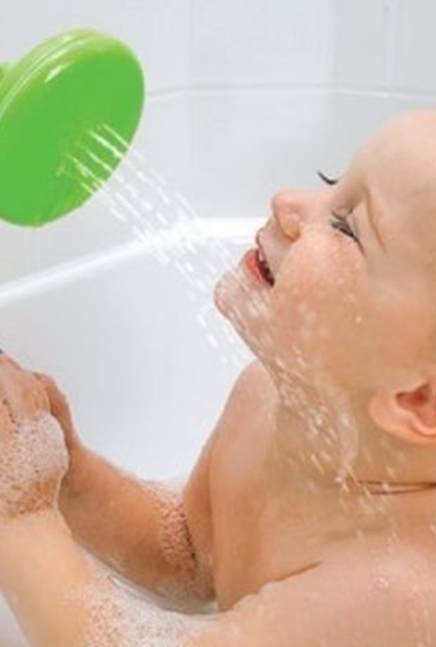 في أي عمر يجب أن يستحم الطفل بمفرده؟