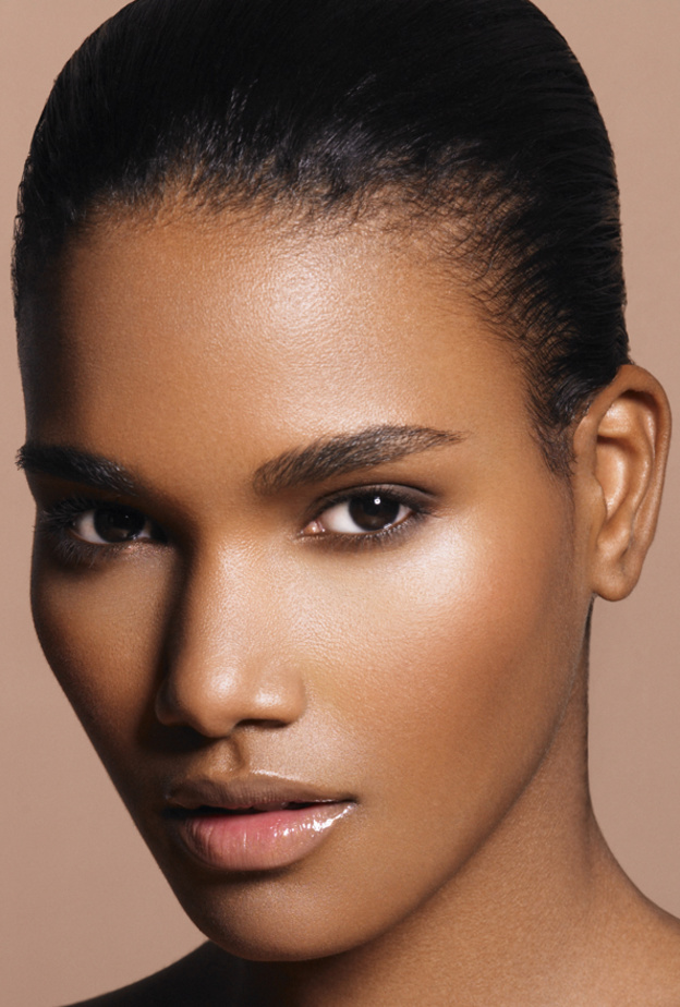 ظلال برونزية وشفاه توتية ملائمة للبشرة السمراء