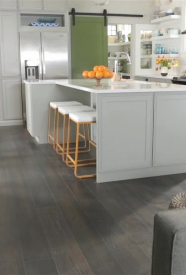 غرف النوم بجدار رمادي مزين باللوحات والأثاث الأبيض