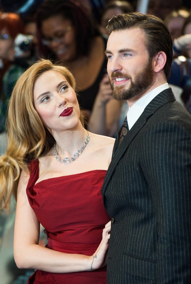 نظرة إعجاب من سكارليت لكريس