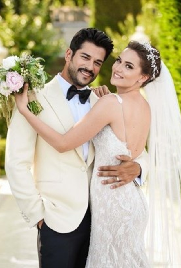 لقطة رومانسية لانتونيلا وهي تنظر الى ميسي