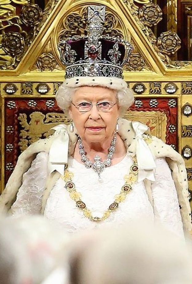 الملكة إليزابيث الثانية ارتدت تاج مرصع بالماس والياقوت الأزرق