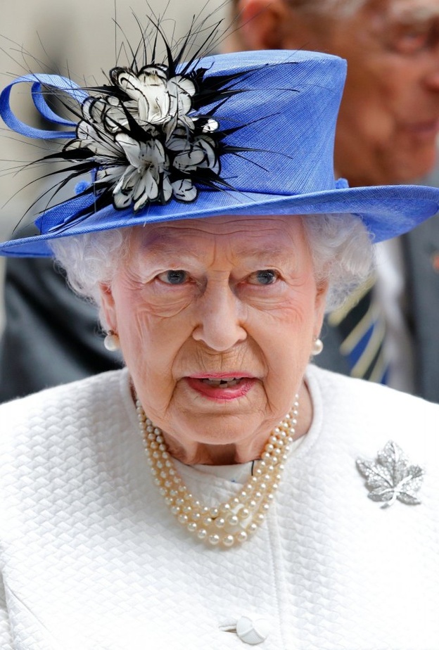 ملكة بريطانيا تنفي نية التقاعد وتسليم مهامها إلى الأمير تشارلز