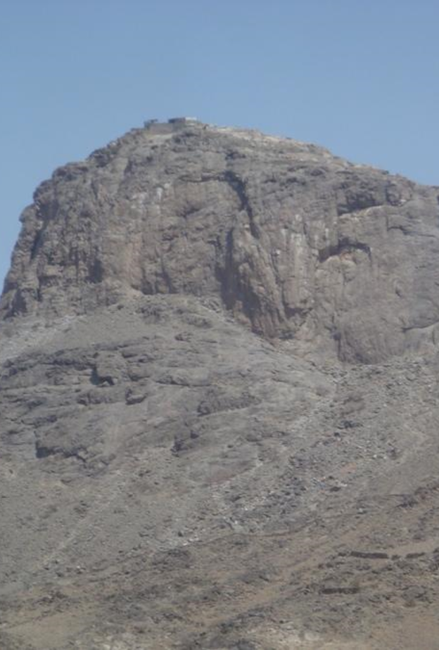 قطيع الأغنام فوق قمة الجبل.