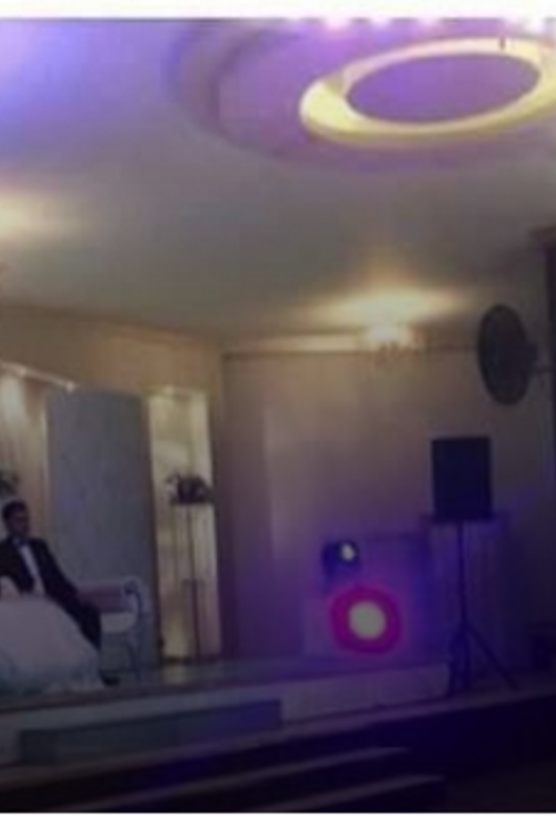 العريس اثناء حضوره المباراة