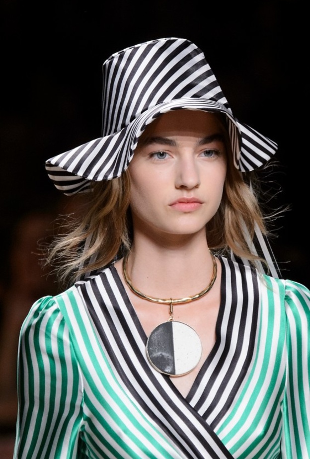 اشكال القبعات لموسم ربيع وصيف 2017 م