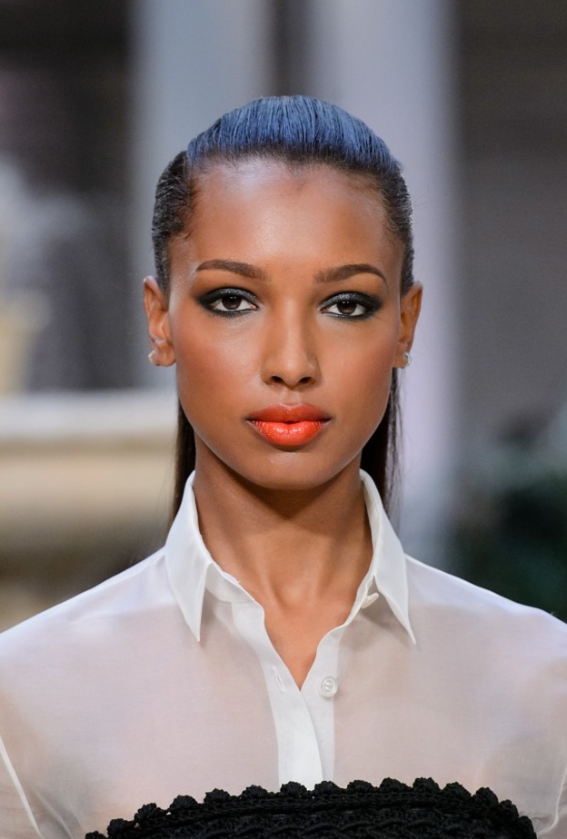 الوان احمر الشفاه الذي يناسب البشرة السمراء مع عيون السموكي