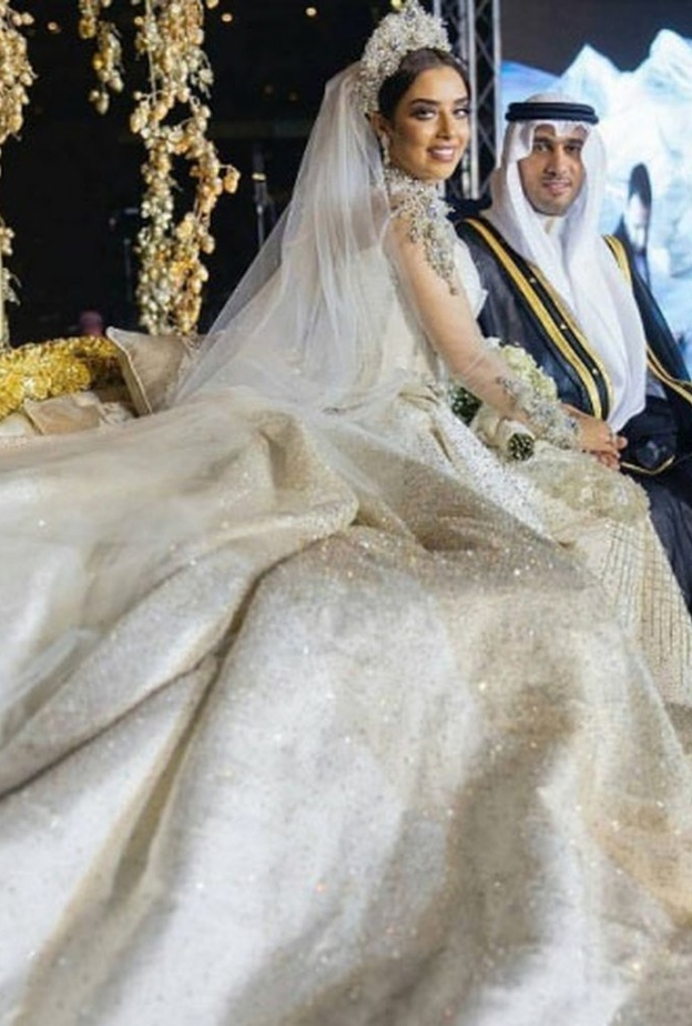 نيكول سابا بالطرحة