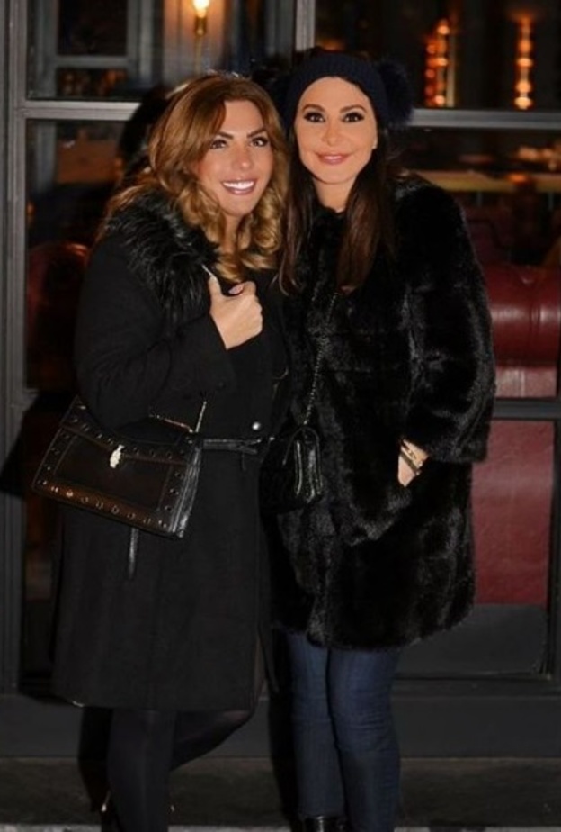 اليسا اختارت موضة بناطيل الجينز الضيقة التي تظهر مفاتنها بأسلوب شبابي