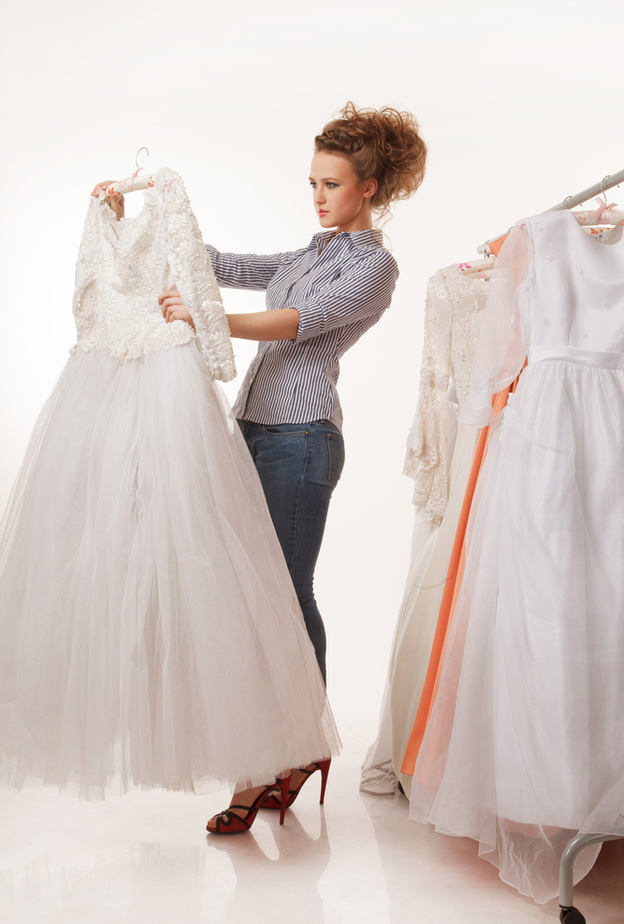 عند اختيار فستان الزفاف يجب ان تأخذي برأي احدى المقربات منك