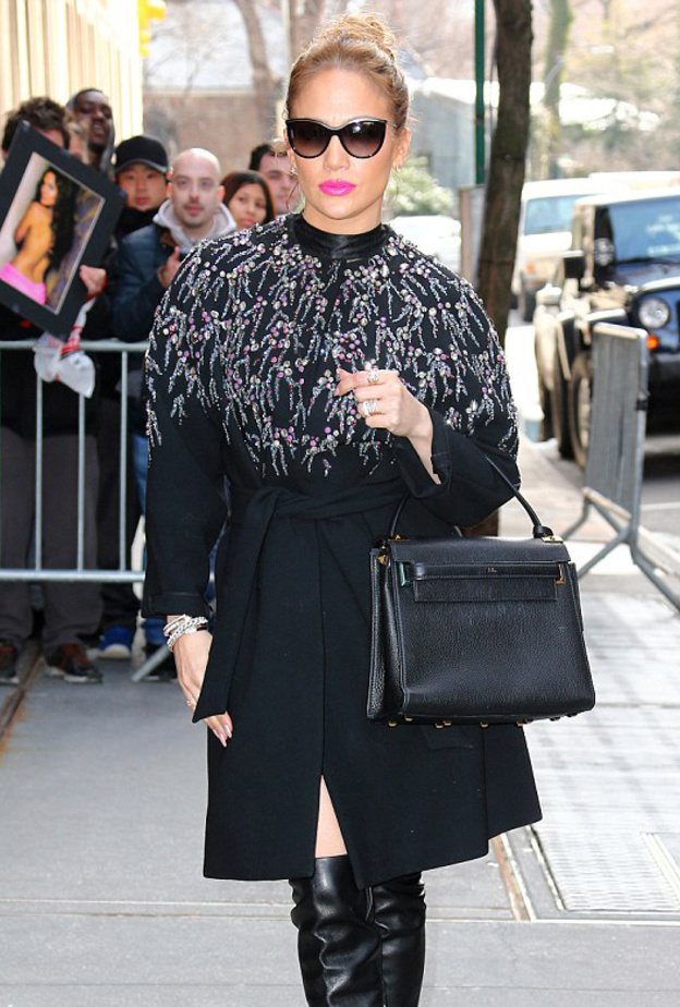 احدث ازياء جنيفر لوبيز مع موضة المعاطف الكلاسيكية