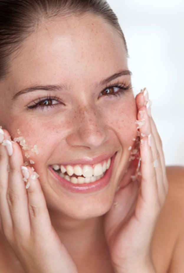 يمكنك استخدام الطماطم كمقشر طبيعي