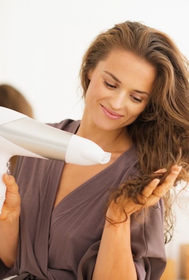 إذا كنت من صاحبت الشعر الدهني، تجنبي استخدام المثبت.