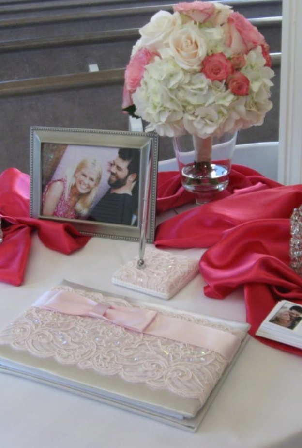 طاولات استقبال تتضمن فكرة تدوين الذكريات بطريقة ناعمة