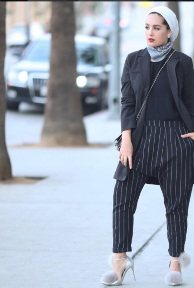 البنطلون الشروال الكاجوال باللون الأسود نسّقته زيزي بأسلوب شبابي وعملي