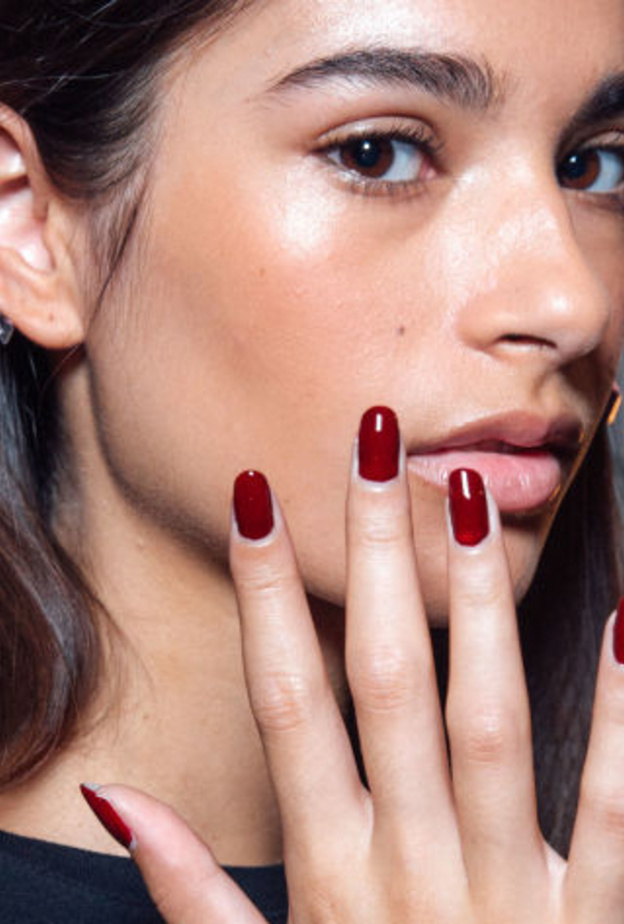 الوان اظافر حمراء مع الدوائر السوداء