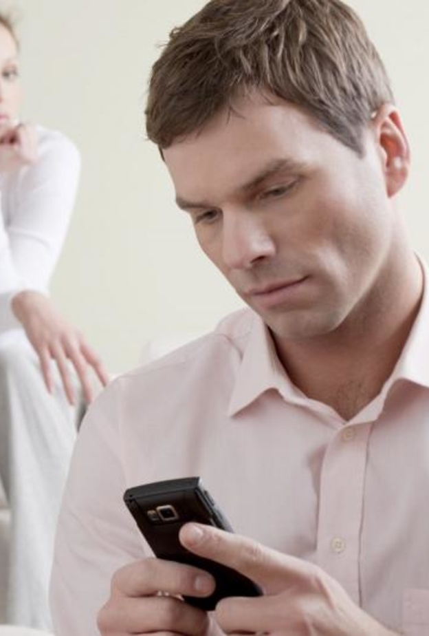 ماذا افعل اذا كان زوجي يخونني وهل اطلب الطلاق؟