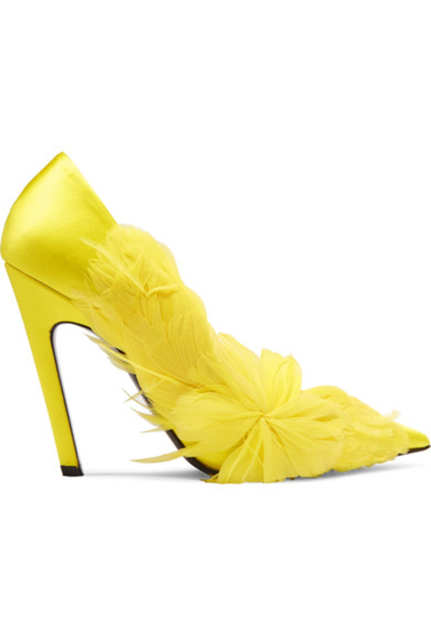 صور اكسسوارات 2017 مع الأحذية الملفتة بتفاصيل من الريش من بالنسياغا BALENCIAGA