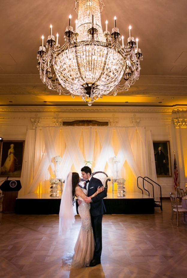 الخيار الآخر وهو الأكثر تكلفة هو القيام بإضافة ثريات لقاعة الحفلات التي ستقيمن فيها حفل زفافك