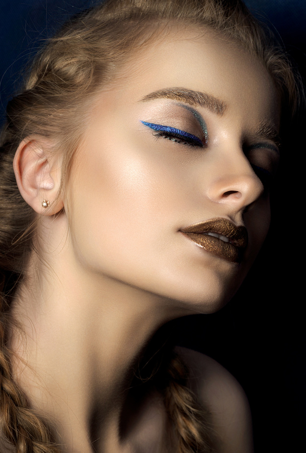 درجات اللون الأزرق لمظهر عيون أكبر