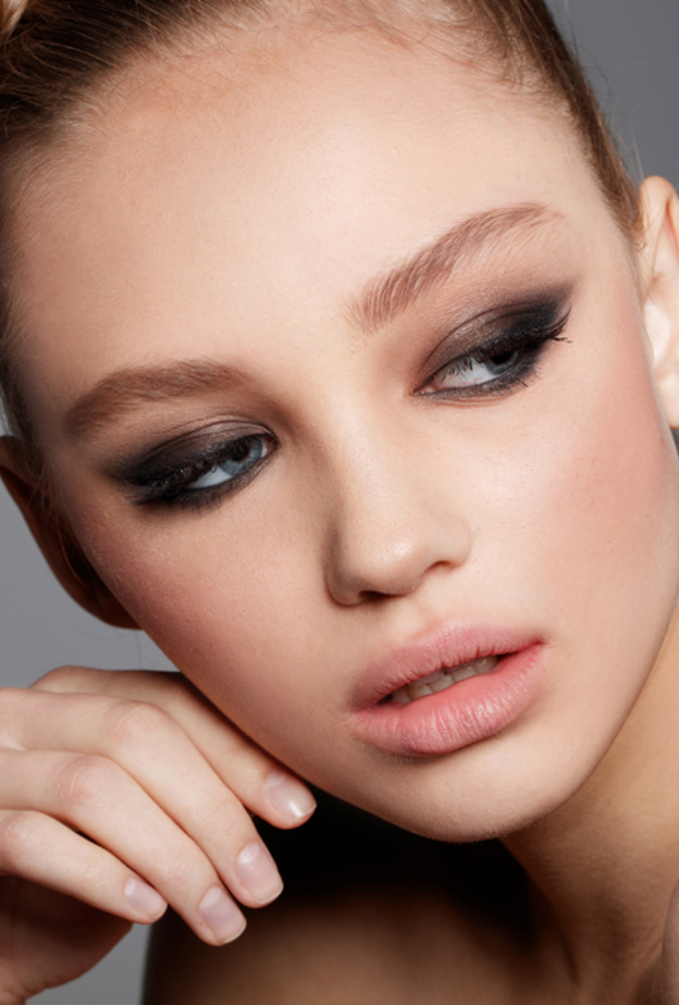 اختاري الآيلاينر الأسود المدموج لإطلالة طبيعية أكثر