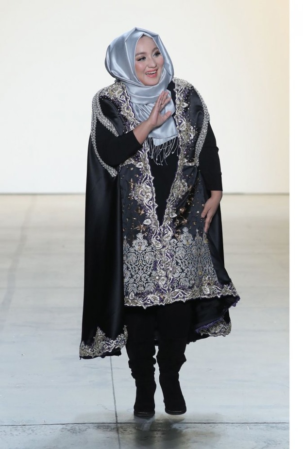 مصممة الأزياء الأندونيسية أنيسة هازيبونا ‏‎ Anniesa Hasibuan