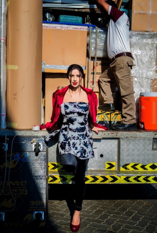 مصممة الأزياء رانيا فواز تدمج الأقمشة مع الزخرفات واللون الأحمر