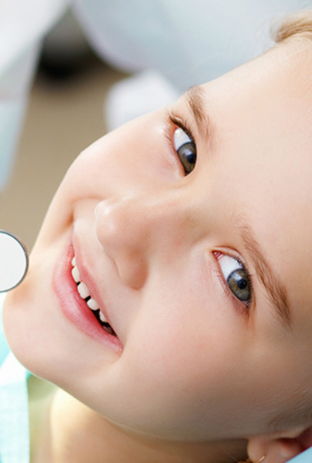 تفريش الأسنان العمودي أهم عامل للحفاظ على أسنان الأطفال الدائمية