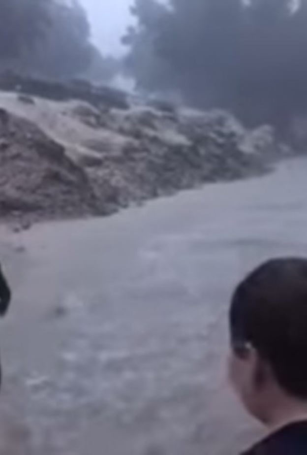 الأبن الأكبر يرفض الإقتراب من المياه الجارية.