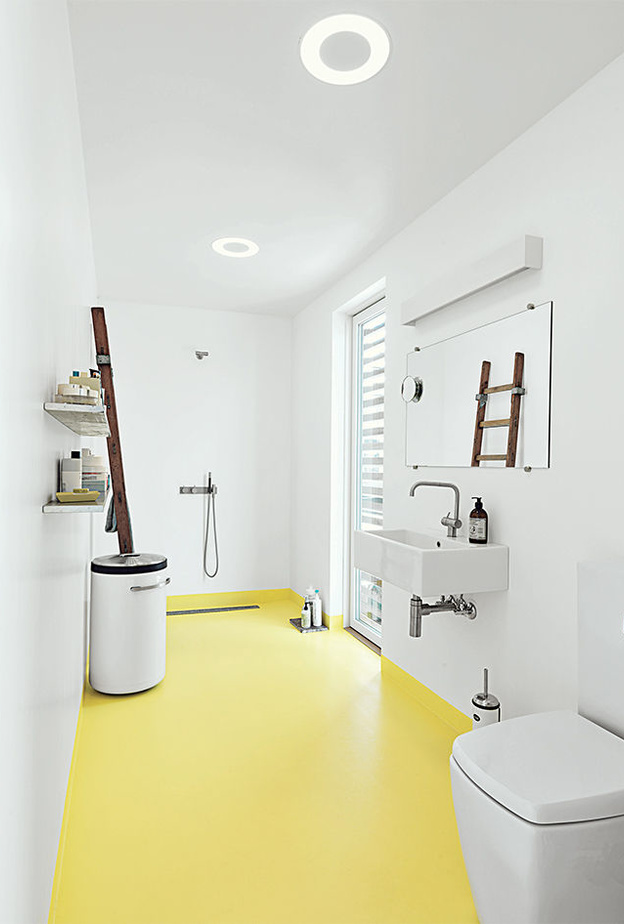 جزء من ديكور حمامات 2017توفر مكان للجلوس و الاسترخاء