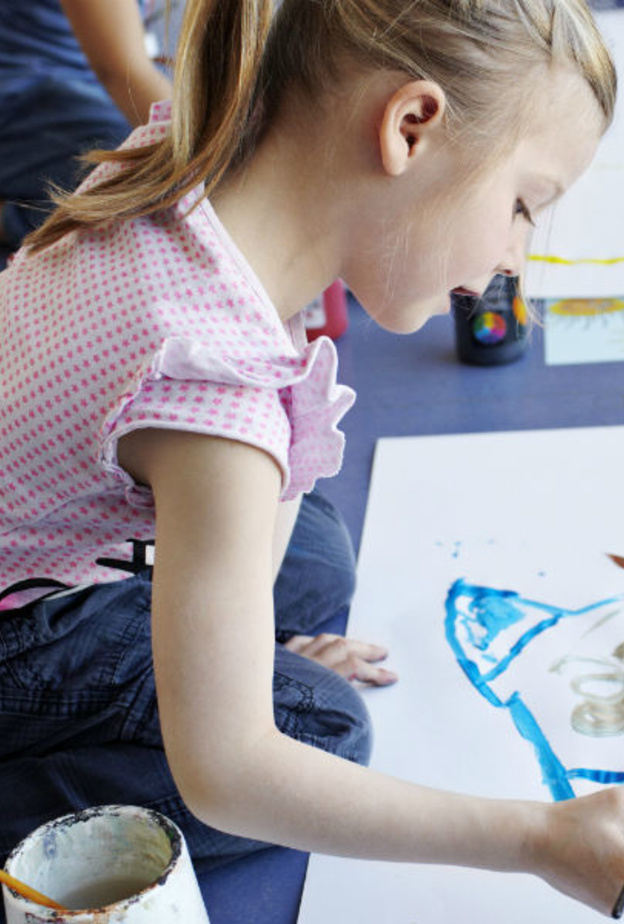 مشاركة الطفل في ورشات فنية